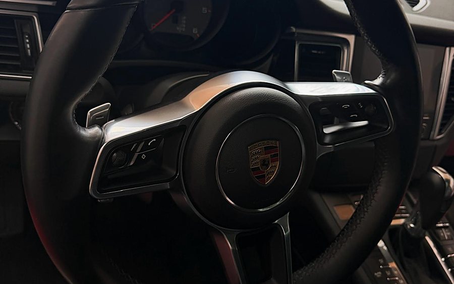 Interior-Aufbereitung München: gepflegtes Porsche-Lenkrad und Innenraum bei SL Performance Munich