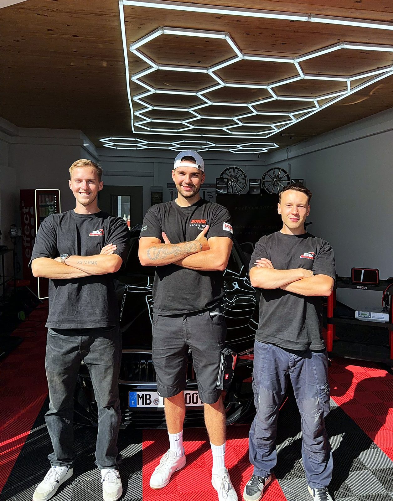 Das Gründer-Team von SL Performance Munich in der Werkstatt